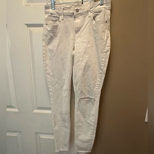 Never worn, white jeans with hole in knee